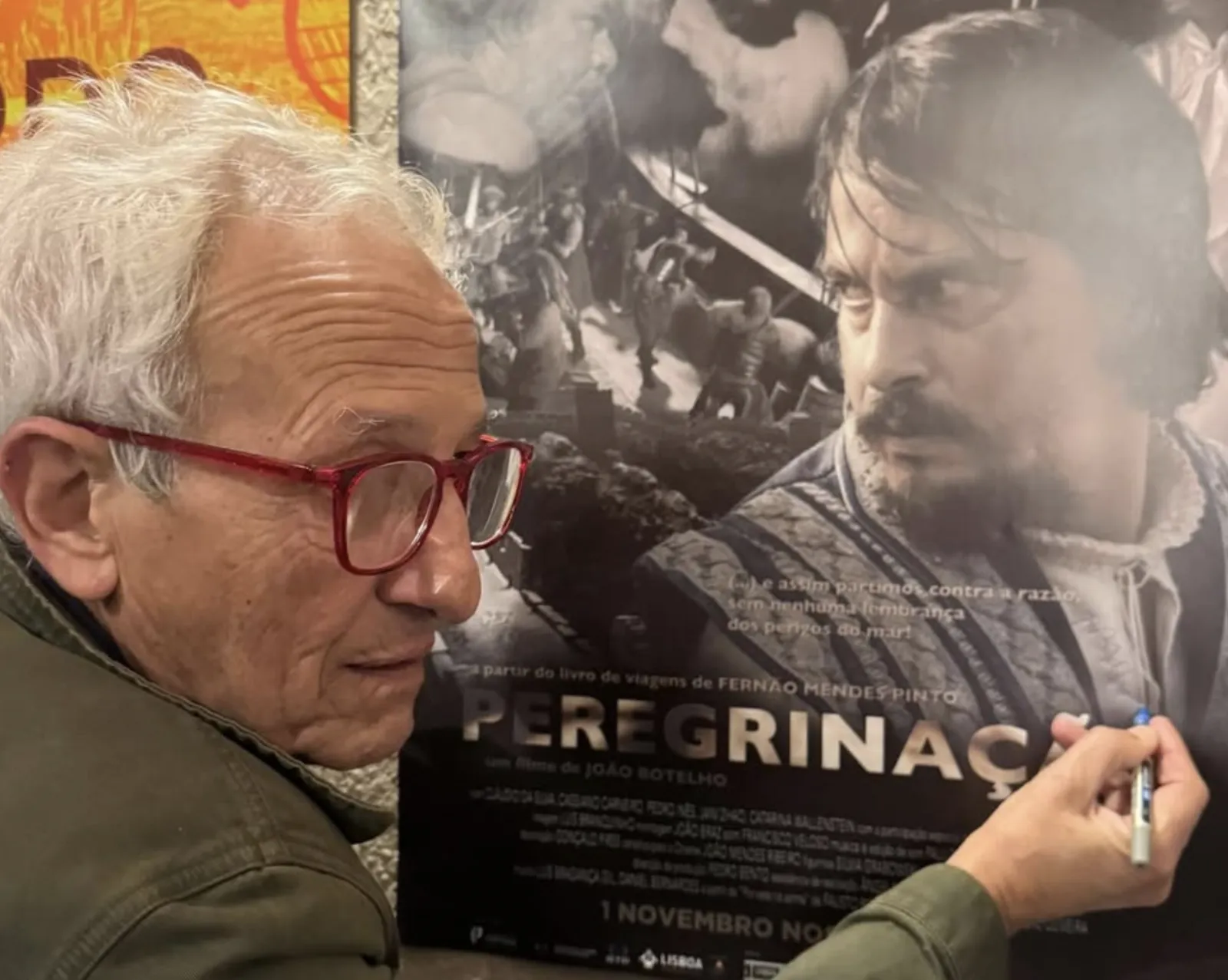João Botelho signiert das Plakat seines Epos Peregrinação