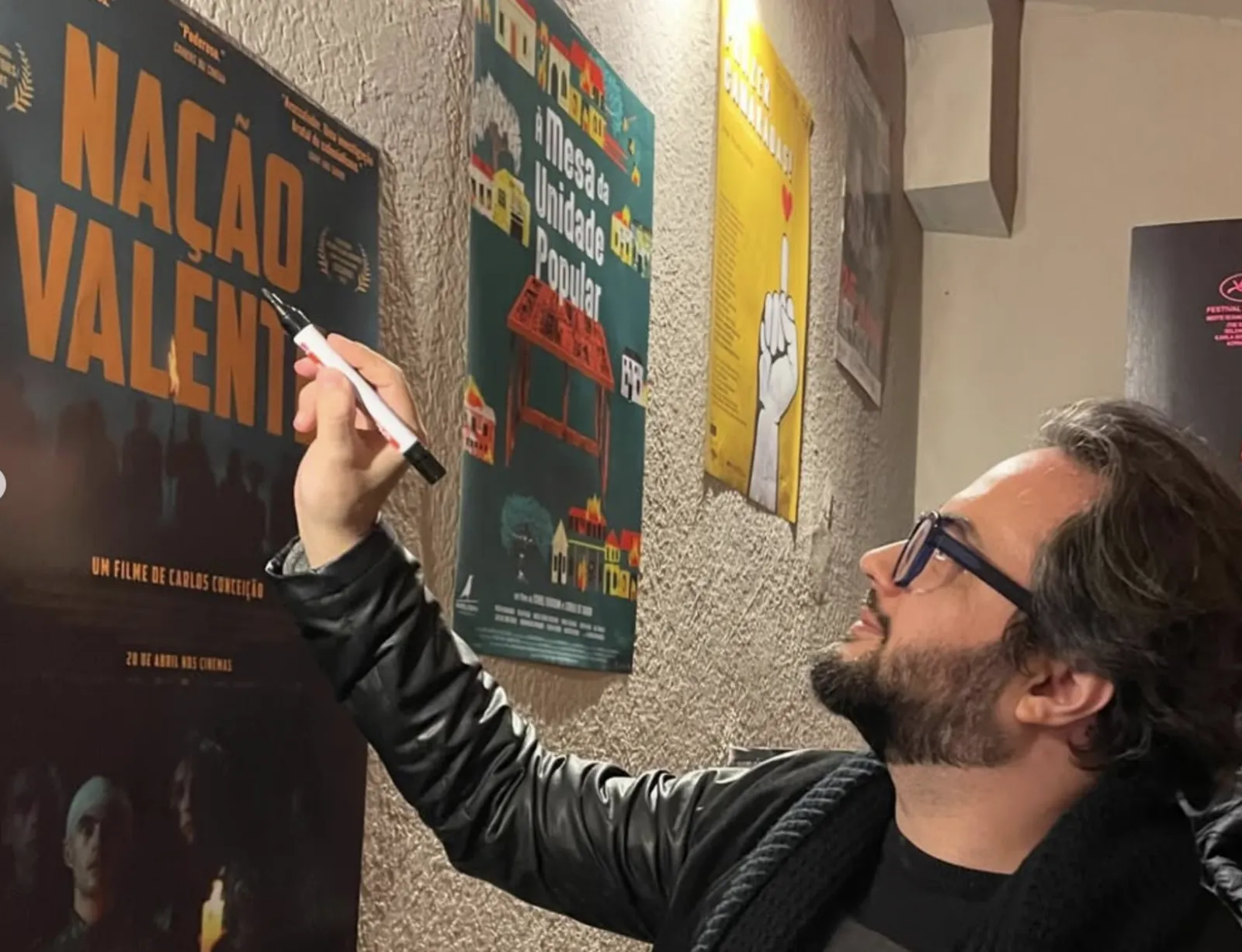 Beim Signieren des Plakats von Carlos Conceiçãos Nação Valente