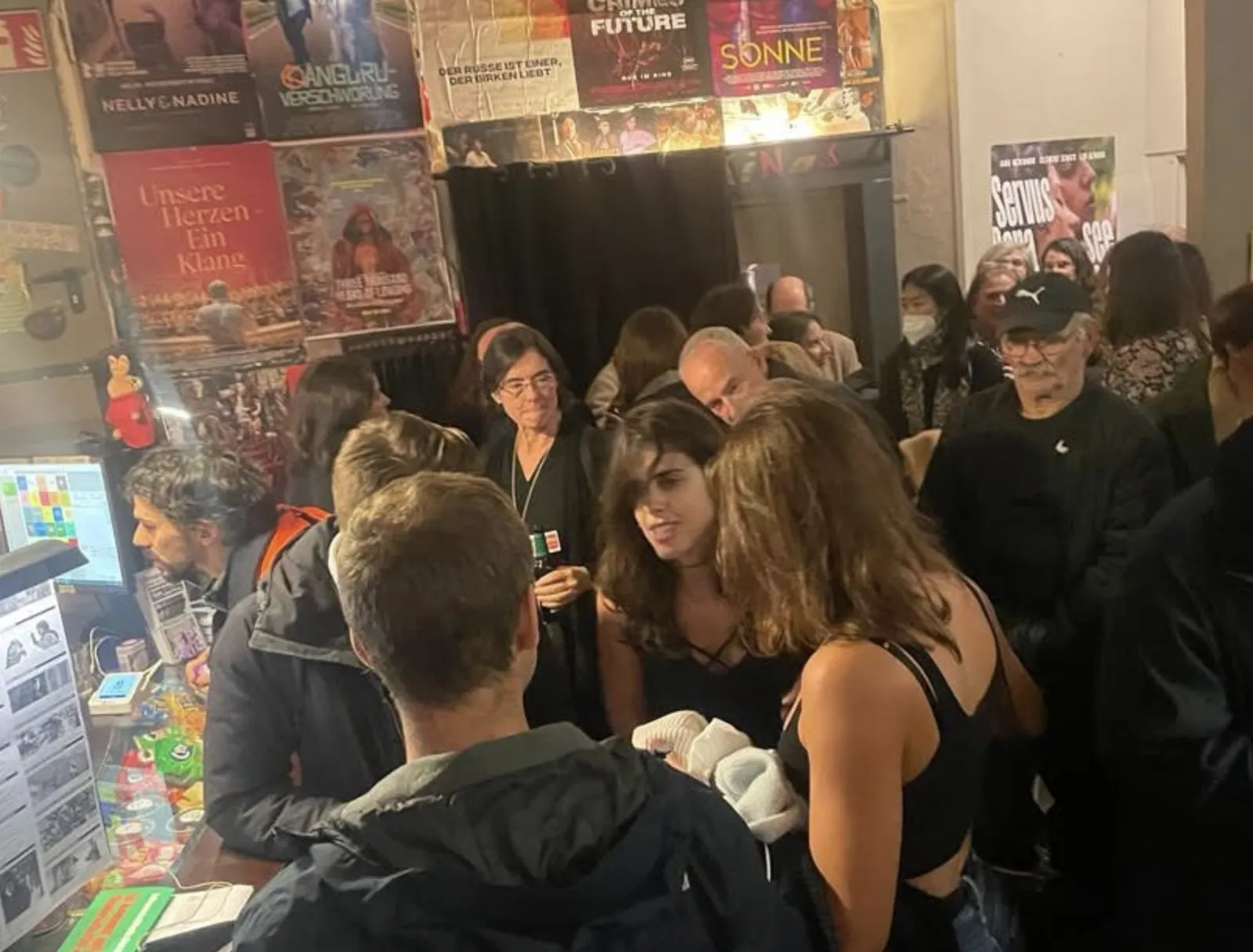 Publikum versammelt sich beim Festival